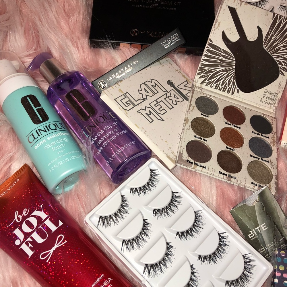 Makeup bundle FREE GIFT WITH PURCHASE - Picture 3 of 4